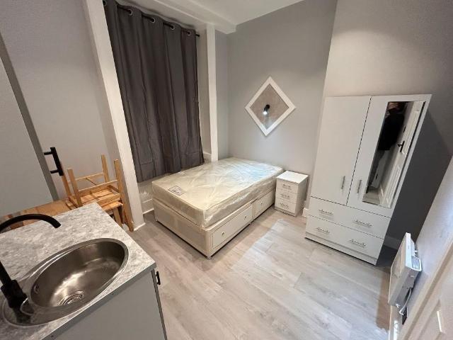 Flat for rent in Westbourne Green, Paddington