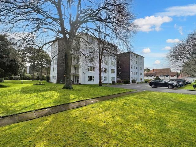 Flat for rent in Branksome Park, Poole