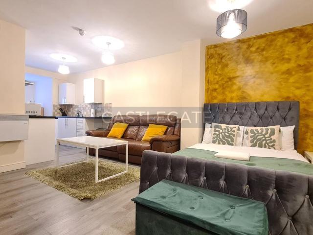 Flat for rent in Springwood, Kirklees