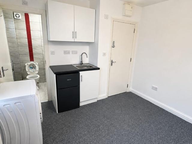 Flat for rent in South Stanmore, Greater London