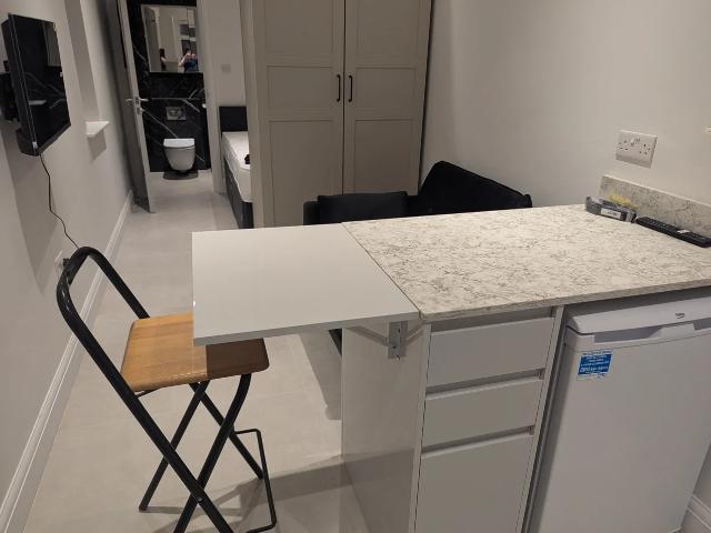 Flat for rent in Canons Park, Greater London