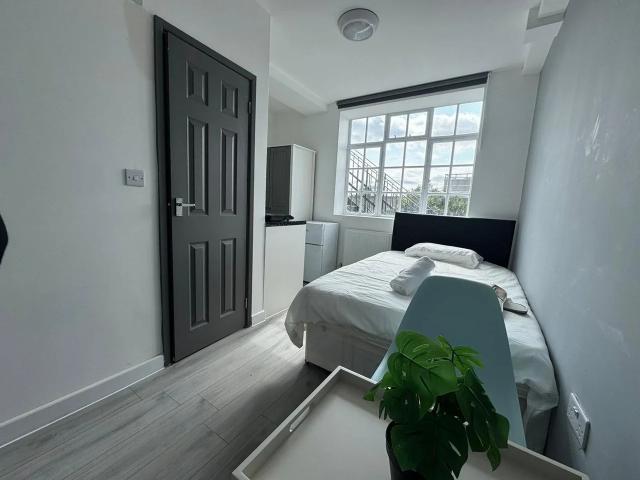 Flat for rent in Little Stanmore, Greater London