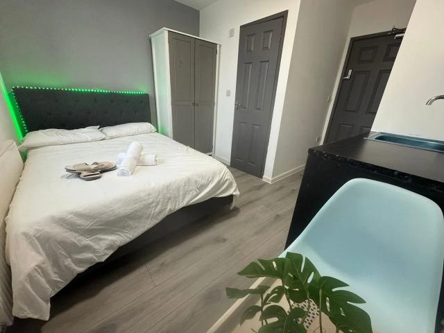 Flat for rent in Little Stanmore, Greater London