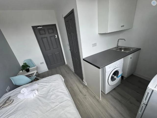 Flat for rent in Little Stanmore, Greater London