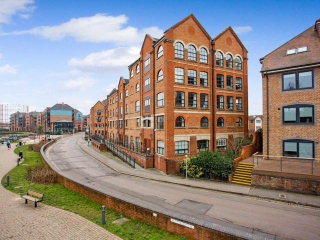 Flat for rent in Brook Street, Bourne Vale