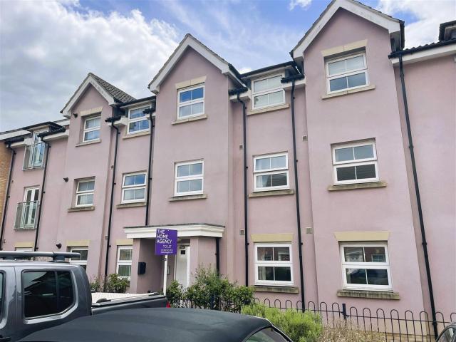 Flat for rent in Hedge End, Helford