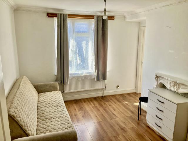 Flat for rent in London Borough of Barking and Dagenham, Greater London