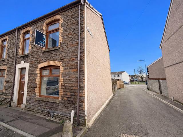 Flat for rent in Cimla, Neath