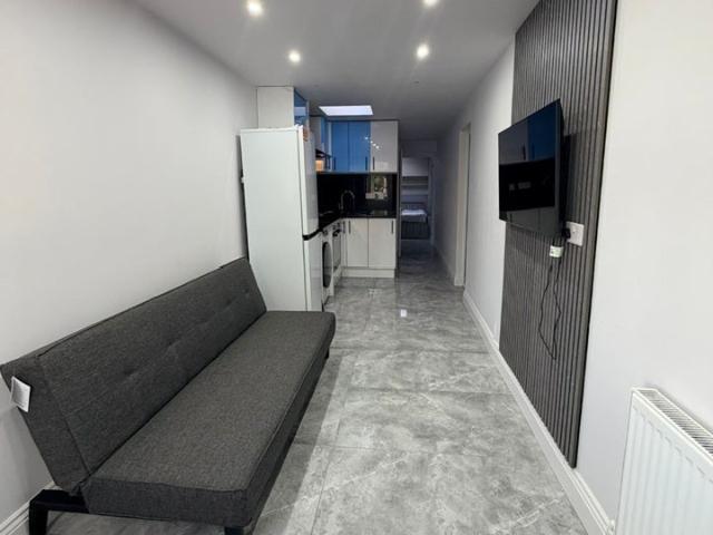 Flat for rent in London Borough of Hounslow, Hanworth