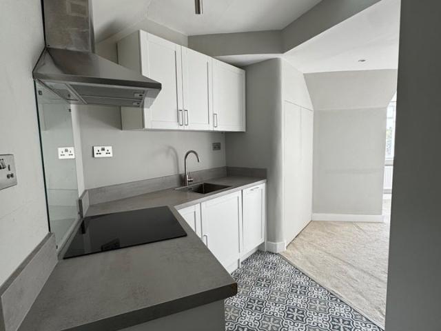 Flat for rent in Brondesbury, Greater London