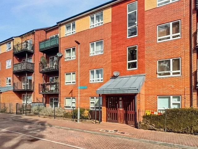 Flat for rent in Ramsden, Greater London