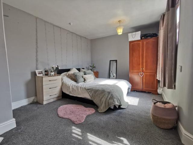Flat for rent in Calderstones