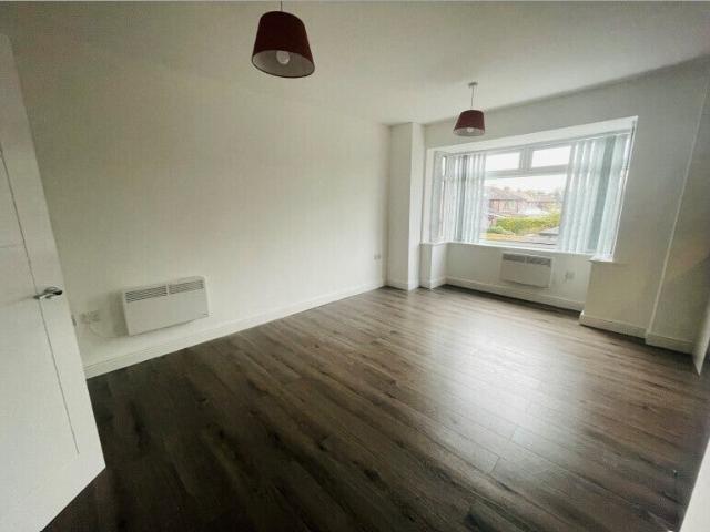 Flat for rent in Heald Green, Greater Manchester