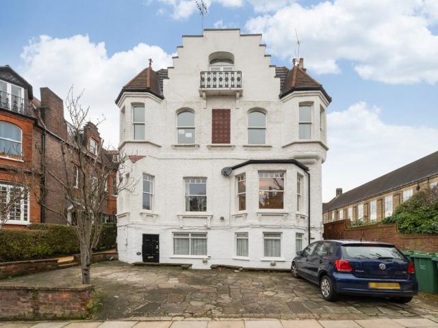 Flat for rent in Elm Park, Greater London