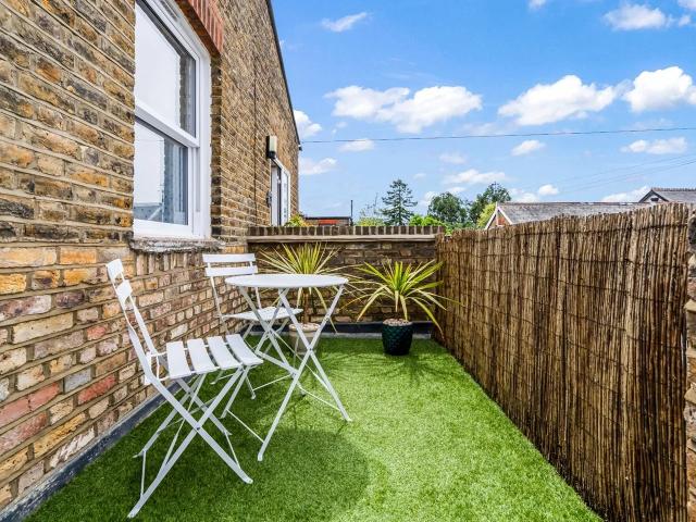 Flat for rent in Hampton Hill, Greater London