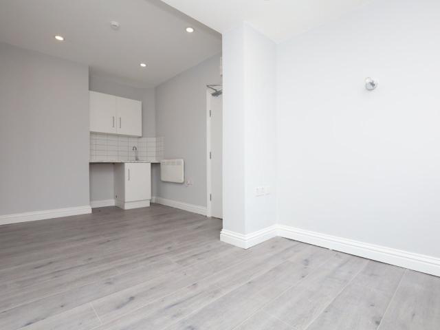 Flat for rent in London Borough of Ealing, Greenford