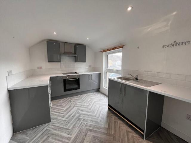 Flat for rent in Cimla, Neath