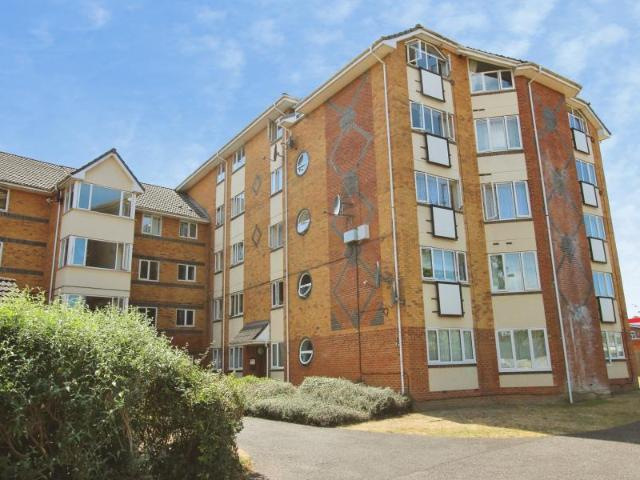 Flat for rent in Dee Park, Reading
