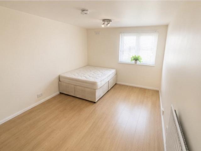 Flat for rent in London Borough of Croydon, Forestdale