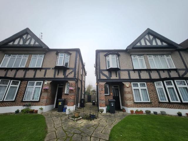 Flat for rent in Clayhall, Greater London