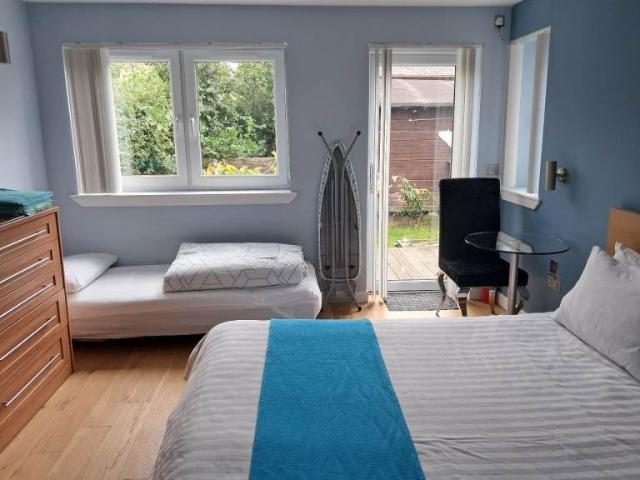 Flat for rent in Baberton, Juniper Green