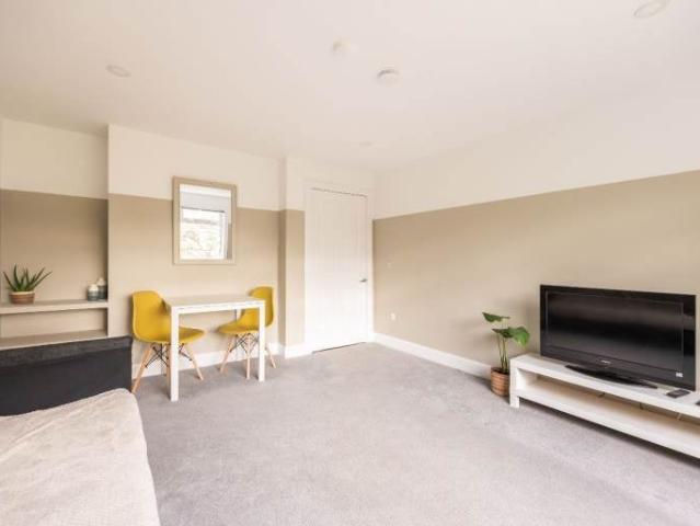 Flat for rent in Baberton, Juniper Green