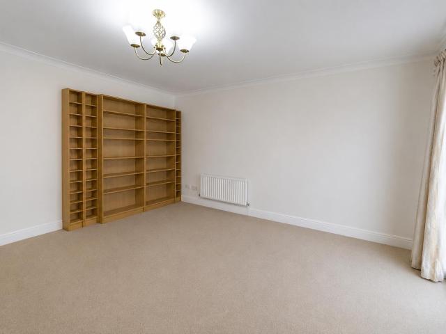 Flat for rent in Woodside Park, Greater London