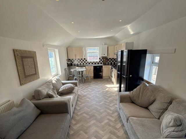 Flat for rent in Maindy, Cardiff