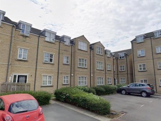Flat for rent in Laisterdyke, West Yorkshire