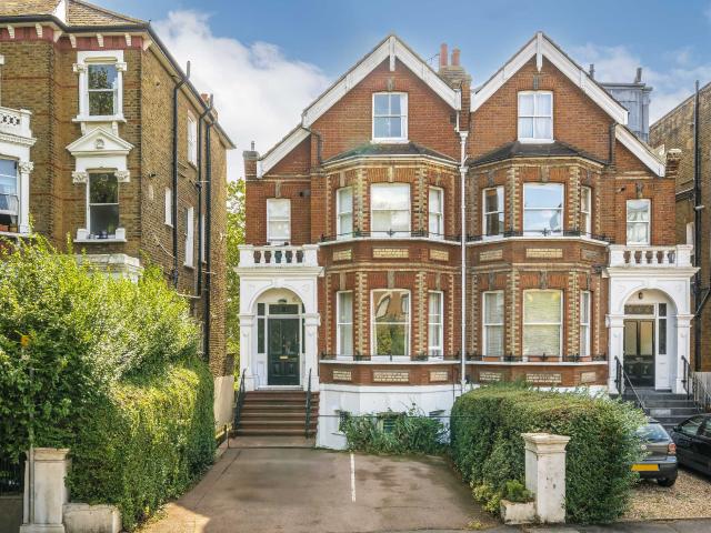 Flat for rent in London Borough of Merton, Raynes Park