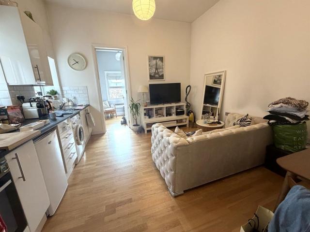 Flat for rent in London Borough of Merton, Raynes Park