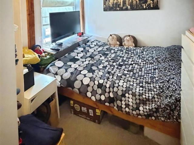 Flat for rent in London Borough of Merton, Raynes Park