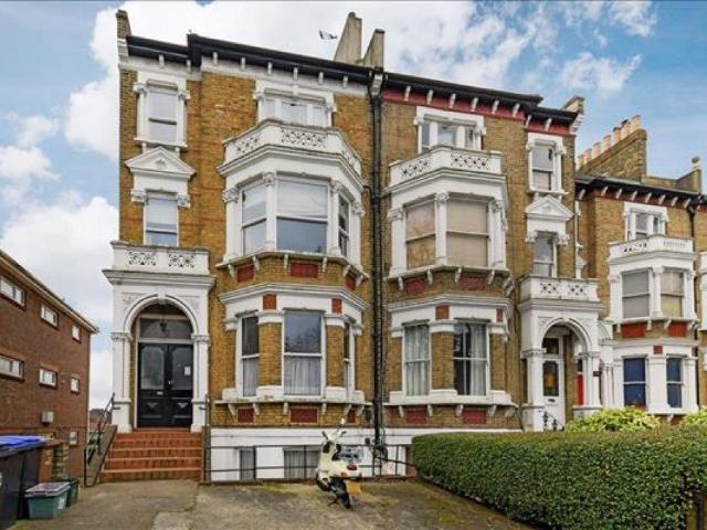 Flat for rent in London Borough of Merton, Raynes Park