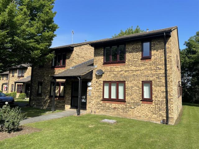 Flat for rent in Crofton, Greater London