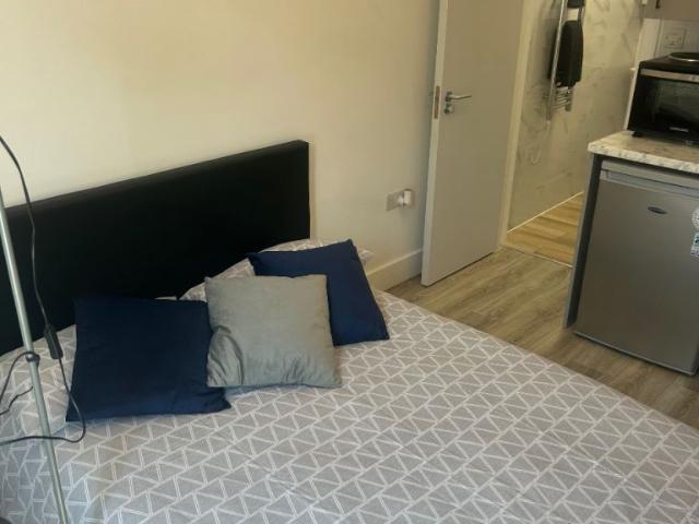 Flat for rent in Strawberry Hill, Greater London