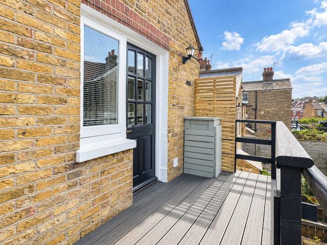 Flat for rent in Upton, Acol