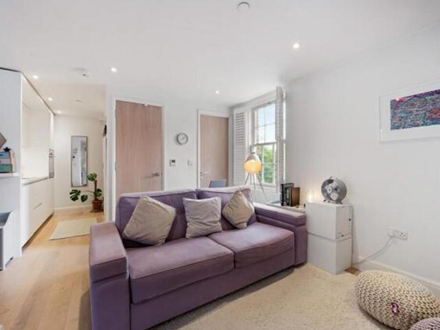 Apartment for sale in Esher, Surrey