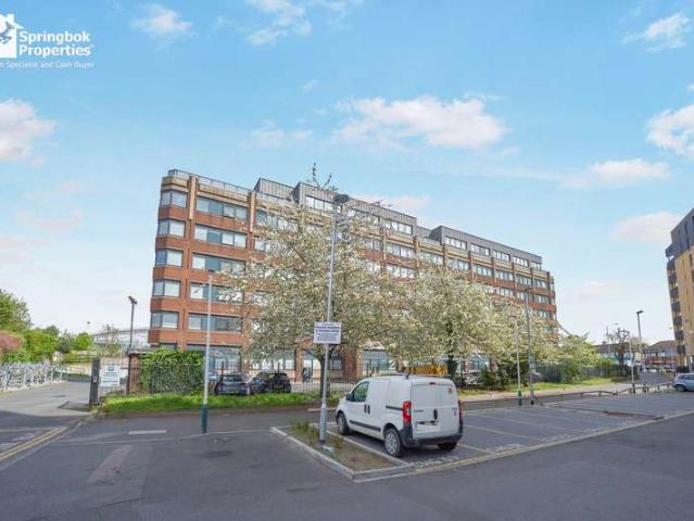 Apartment for sale in Romford, Rush Green