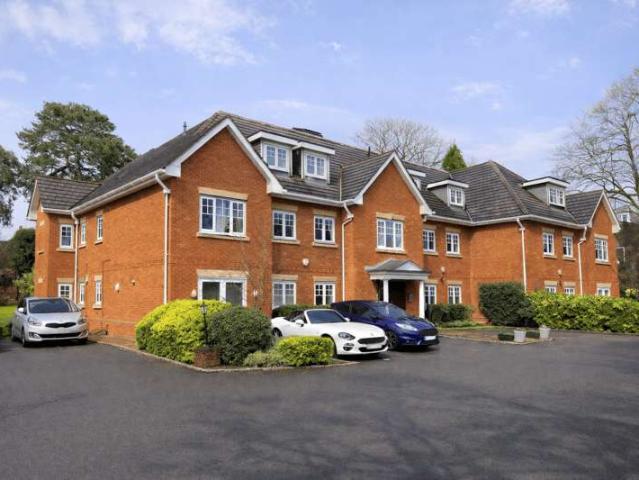 Apartment for sale in Heol-las, Surrey