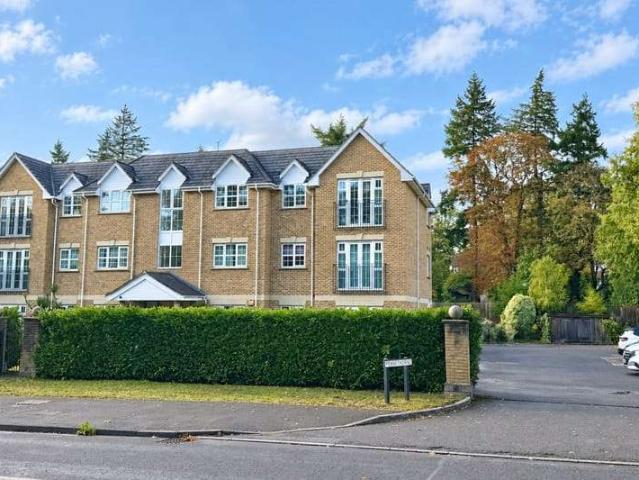 Apartment for sale in Camberley, Surrey Heath