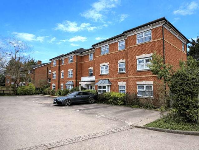Apartment for sale in Heol-las, Surrey