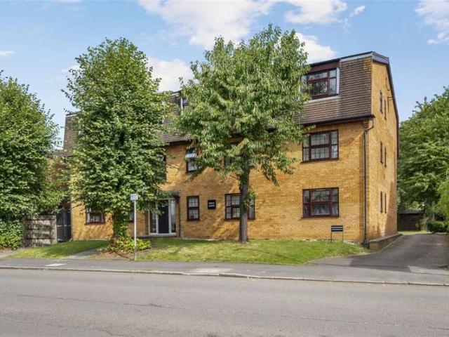 Apartment for sale in London Borough of Merton, Raynes Park