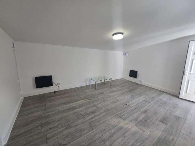 Apartment for rent in Bush Hill Park, Greater London