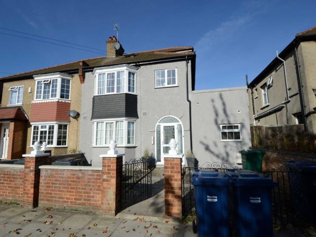 Apartment for rent in Brunswick Park, Greater London