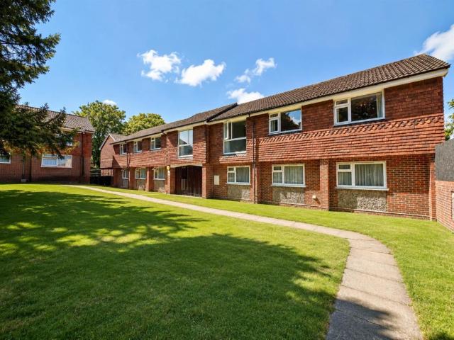 Apartment for rent in Pachesham Park, Surrey