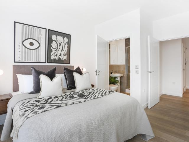 Apartment for rent in Ashley Park, Surrey