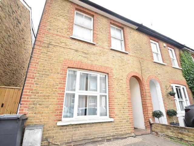 Apartment for rent in Seething Wells, Greater London