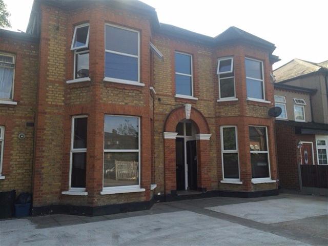 Apartment for rent in Loxford, Greater London