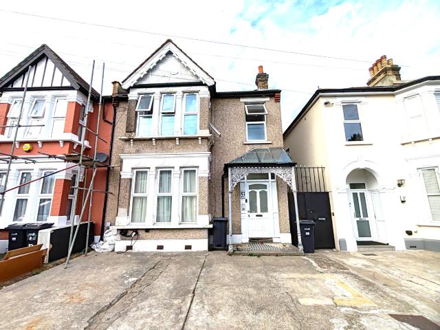 Apartment for rent in Loxford, Greater London