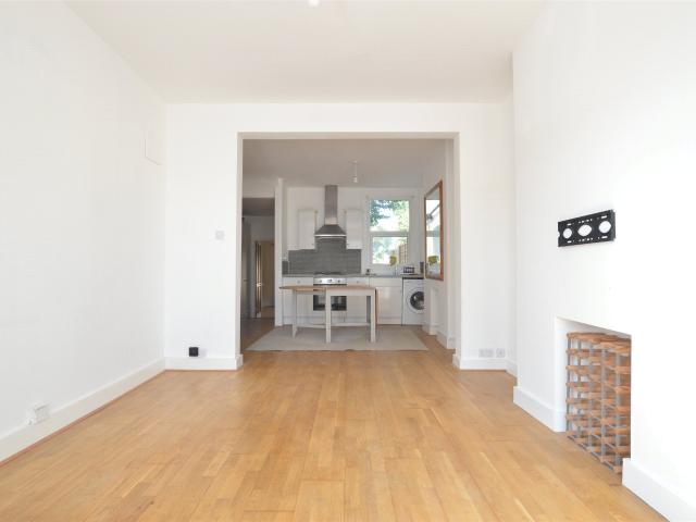 Apartment for rent in Summerstown, Greater London
